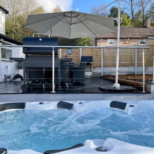 Tollgate House - Luxury Cozy Cottage - HUGE Hot Tub - Alton Towers, hotel in Cheadle