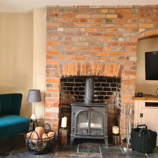 Gorgeous 2 bedroom Kintbury cottage, hotel in Kintbury