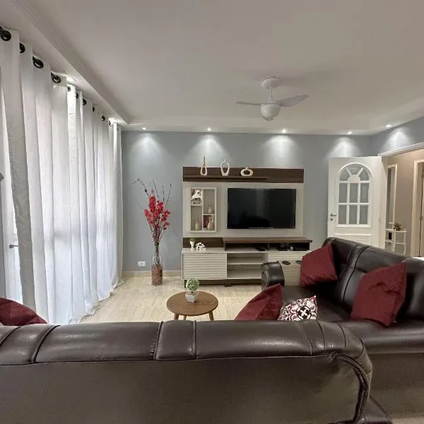 Apartamento a poucos metros da Praia, hotel v destinaci Guarujá