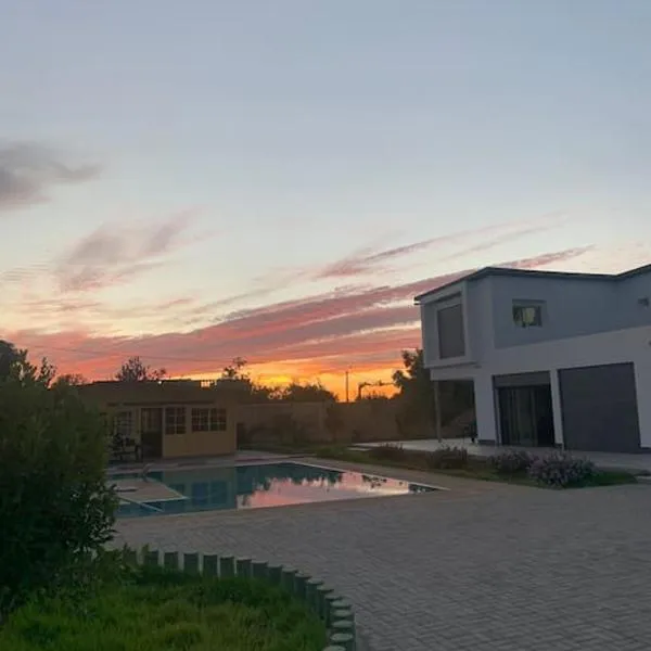 Magnifique villa avec piscine pour familles, hotel v destinaci Kenitra