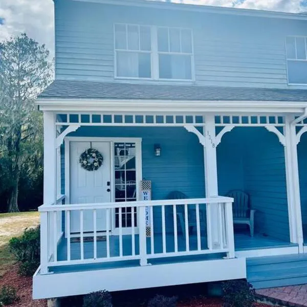 Cypress Cove Townhome on Canal, hotel in Inverness