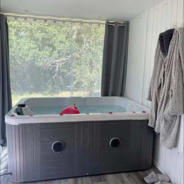 Charmant chalet cocooning avec Jacuzzi: La Verrerie şehrinde bir otel