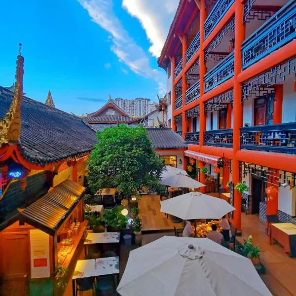 Wenjun courtyard hotel ---next to metro station ,near Tianfu square , close by Cultural park &Sichuan opera house , English speaking , tour service、成都市のホテル