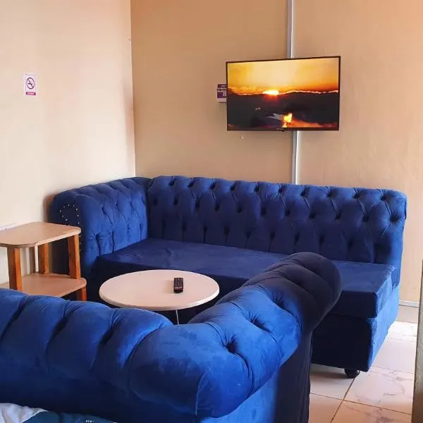 Lola's Nest along the Highway - Free Parking, Wifi, Netflix & Rooftop views, hotelli kohteessa Kikuyu