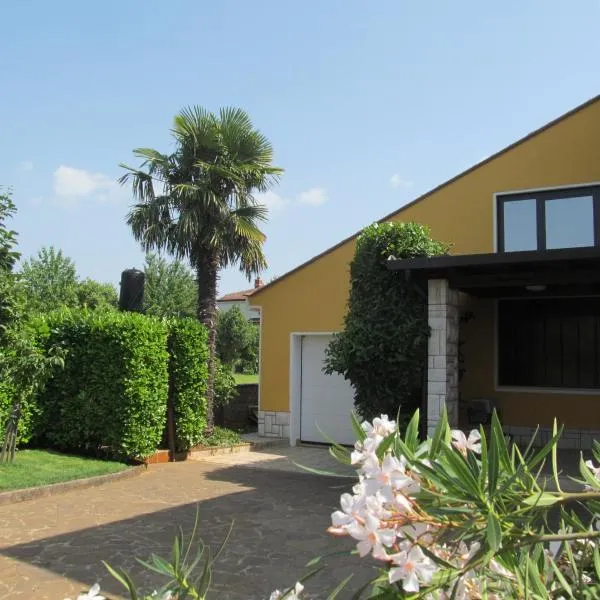Apartments ZVEZDICA*** with garden, hotel v destinaci Zambratija