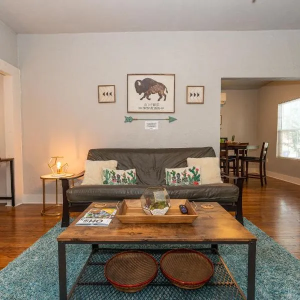 The Cozy, Fiber Internet, Roku TVs, Washer & Dryer, Near DT Chickasha & Leg Lamp!, hotel in Chickasha