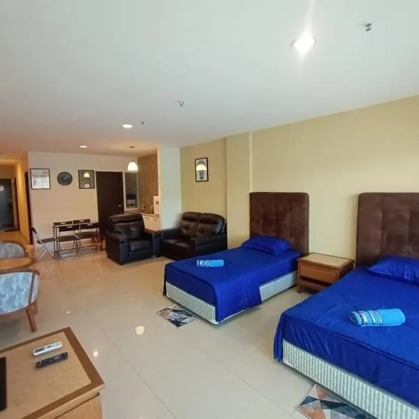 InstaStay Room Unit Marina Island Teluk Batik - 1 Bedroom Queen Bed & 2 Single Bed, viešbutis mieste Lumutas