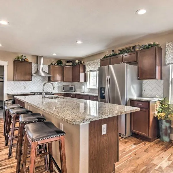 Cozy Retreat with Yard Space about 11 Mi to Longmont!, hotel in Platteville