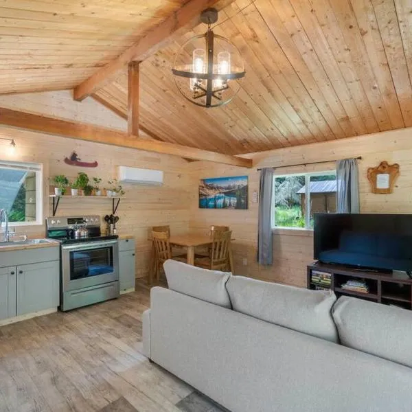 Cozy Cedar Cabin Steps Away From Mt. Rainier, hotel en Ashford