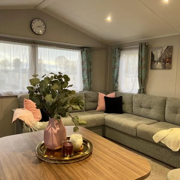 Lovely 3 bedroom holiday home in Seton Sand caravan park Wi-Fi Xbox, hotel v destinaci Edinburgh