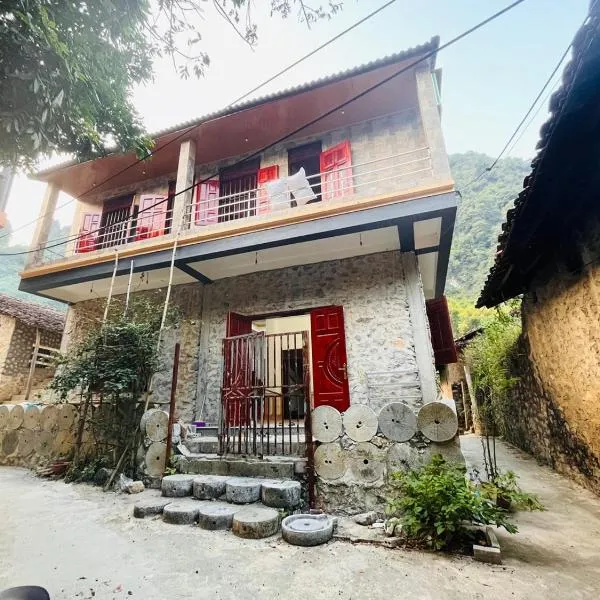Homestay Bản Giốc- Tay's Traditional Village: Lũng Niêo şehrinde bir otel