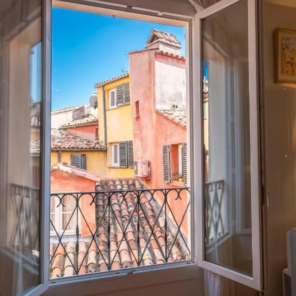 Spacious and bright flat close to the beach : heart of old Nice, khách sạn ở Nice