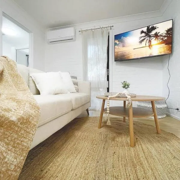 Seafoam Hideaway - Oceanfront Stay for 4, hotel in Batehaven