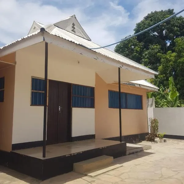 Charming Getaway in Tanga, hotel in Tanga