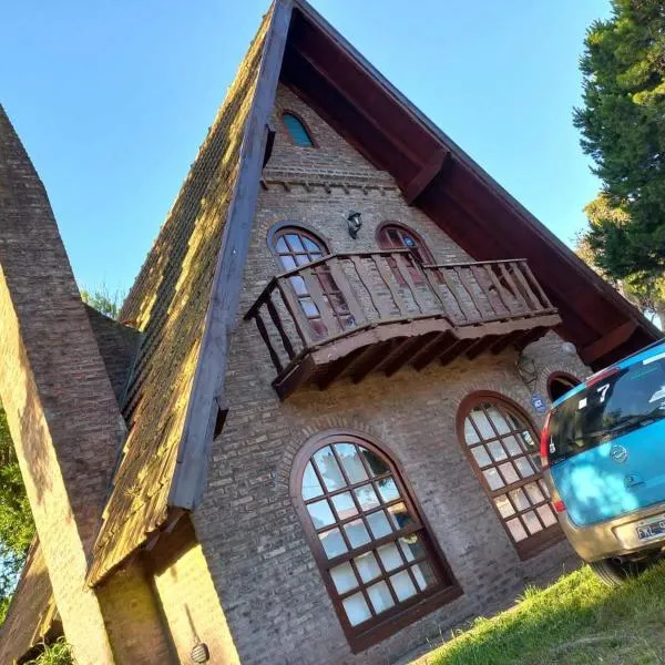 Casa Alpina espaciosa a 2 cuadras del centro de Villa Gesell y a 5 de la playa โรงแรมในบียาเจเซลล์
