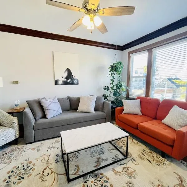 The Karlov. Gorgeous ,spacious 2BD/ 1BA w/ Parking: Chicago'da bir otel