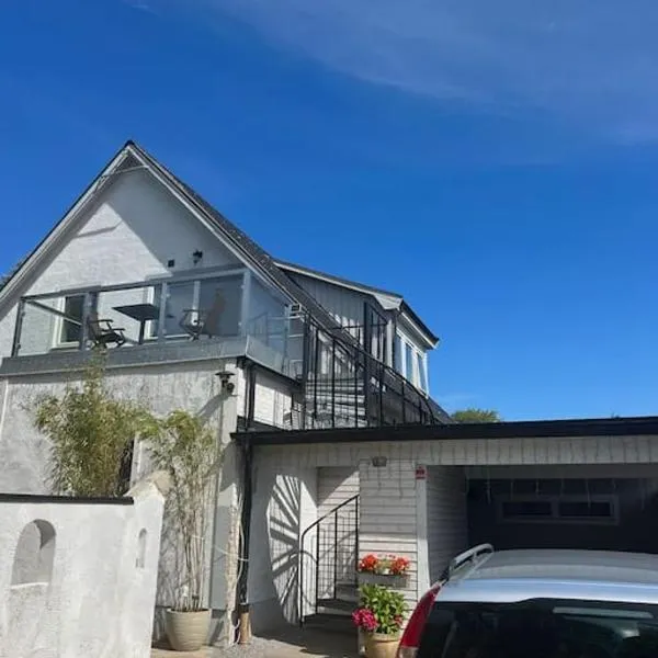 Rymlig och modern lägenhet i villa. Perfekt för familjer. Med parkering., hotel v destinaci Malmö