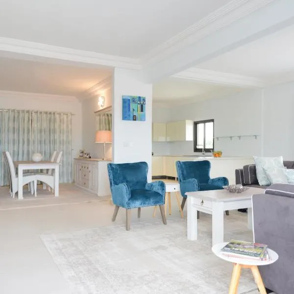 Atlantic Luxury Apartments, hotell i Bakau