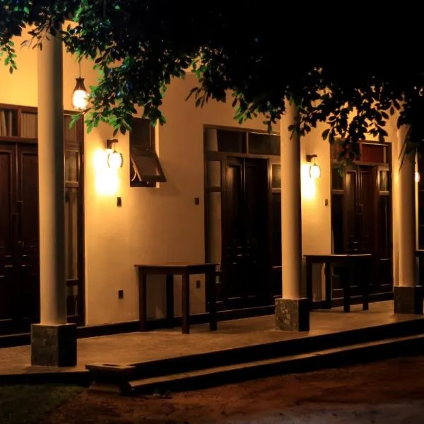Eden Roc Guest Inn, hotel v Mirisse (jih)