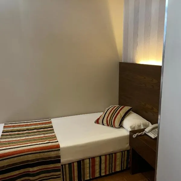 Hostal Los Coronales, hotel v destinaci Madrid