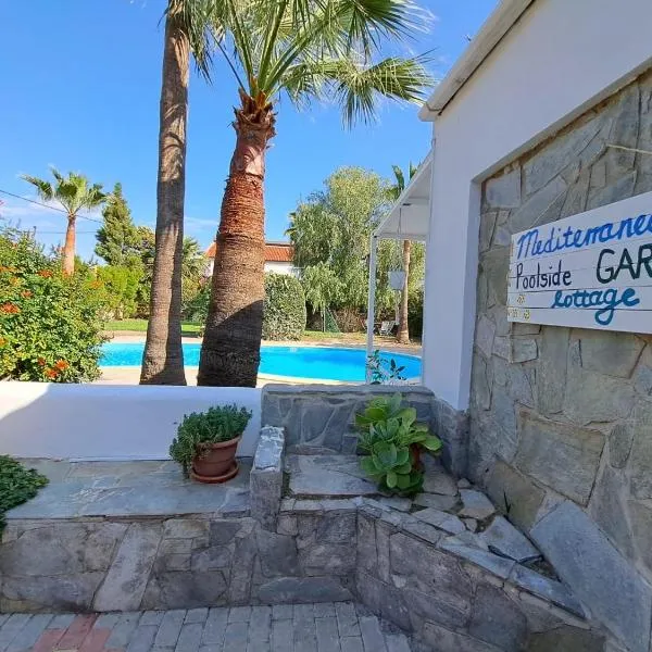 Mediterranean poolside garden cottage, מלון בKiti