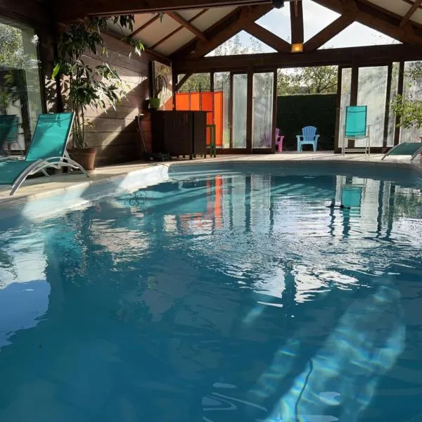 Maison avec piscine et sauna à Vire, hotel in Vire