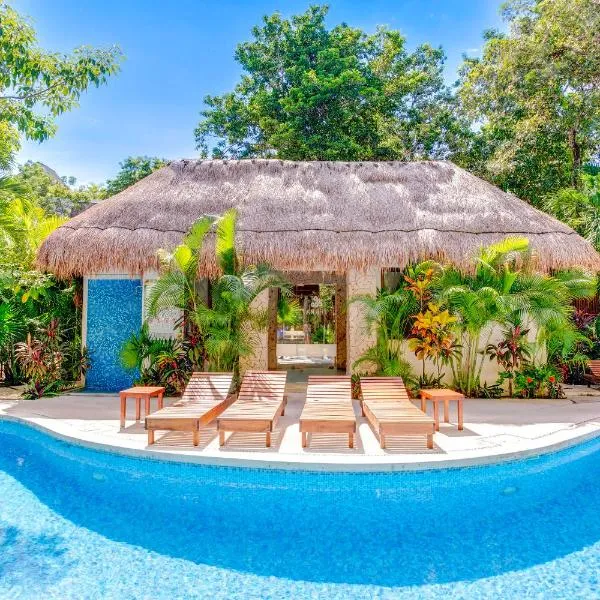 Condo Complex with an Alluring Pool & Tropical Vibes by Stella Rentals: Tulum şehrinde bir otel