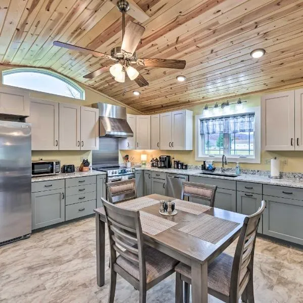 Modern Marlinton Home with Hot Tub and Mtn Views!, hotel v destinaci Marlinton