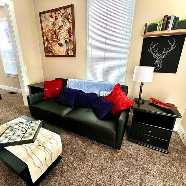 Cozy cottage in the heart of the big city- dog friendly, hotel in Billings