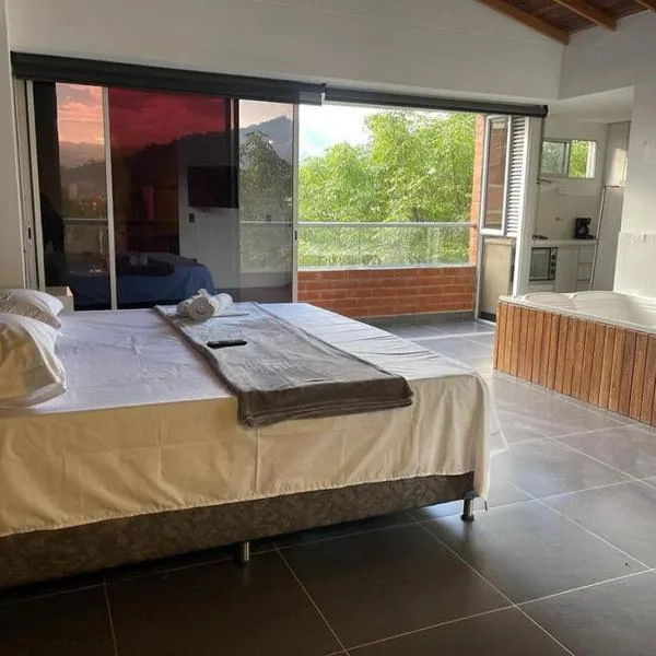 Hermoso loft con jacuzzi y balcon, hotel em Envigado