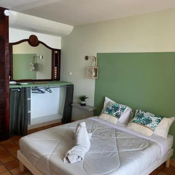 Studio paisible avec piscine, pas loin de la plage, hotel v destinaci La Trinité
