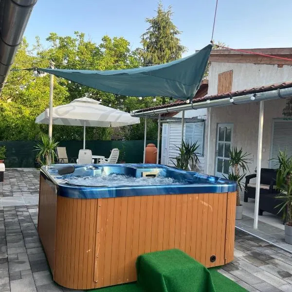 Klara Apartmanház, hotel v destinácii Orfű
