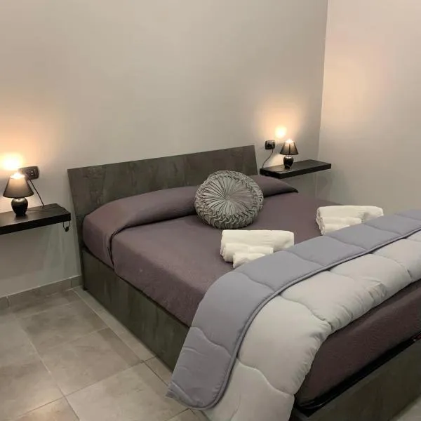 miris apartment fast comfortable naples airport capodichino 25 minutes walk self check-in, hotel di Naples