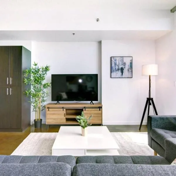 Stylish 1BR, Stampede & Free Parking by Doorbed, хотел в Калгари
