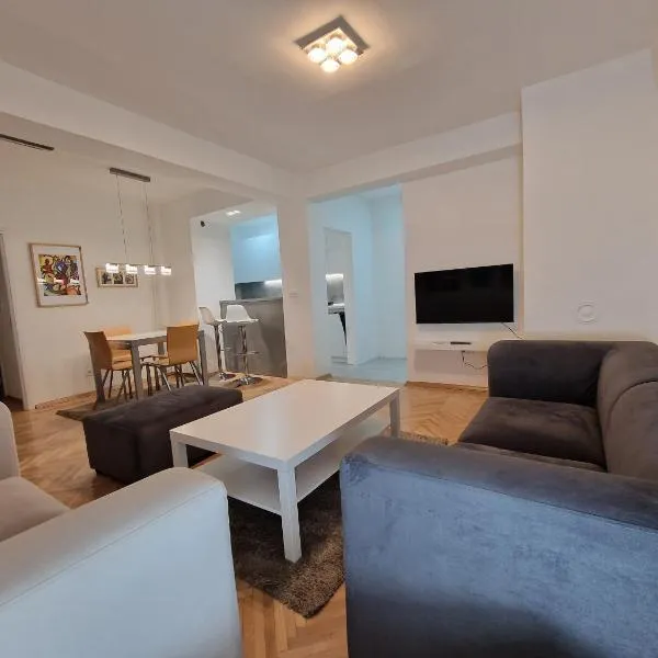 Bright, modern - 2 bedroom condo, hotel a Skopje