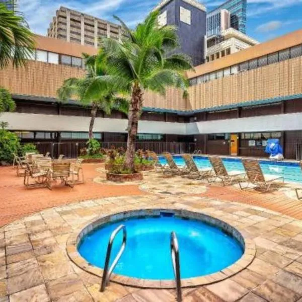 Condotel Quiet with High Ceiling Free Parking and WiFi, hotel a Honolulu