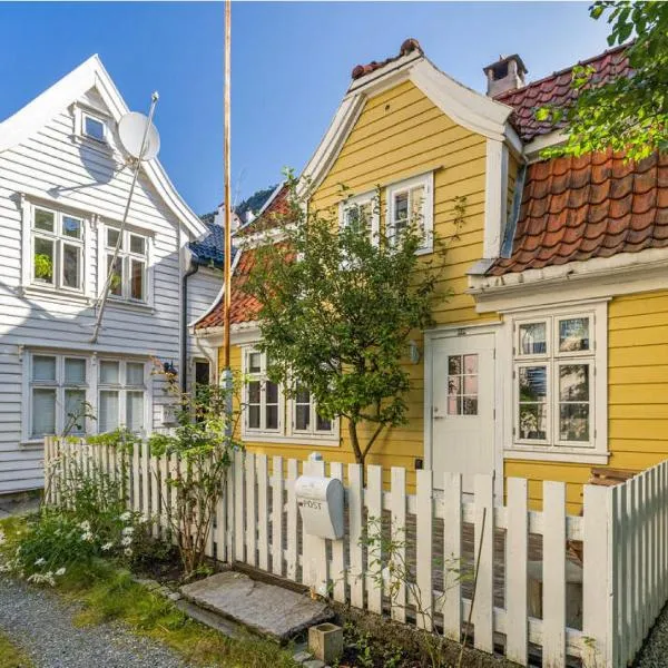 Charming Bergen house, rare historic house from 1779, Whole house, hotel v destinaci Bergen