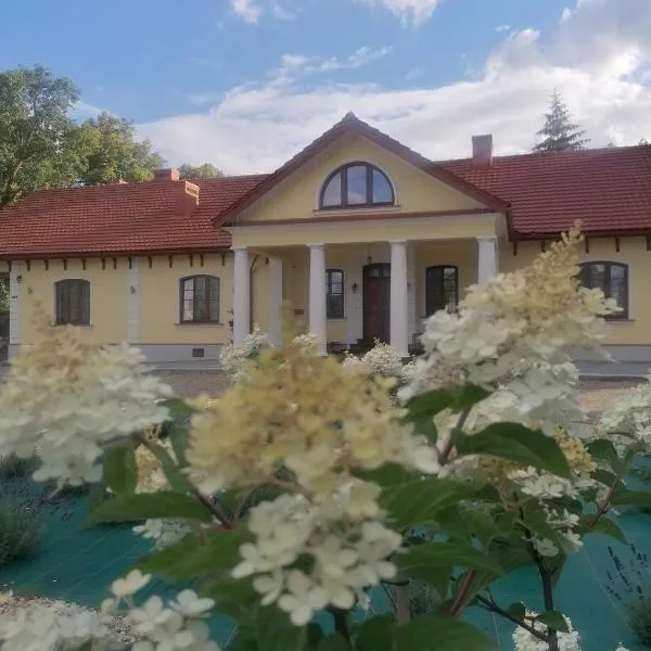 DOM WESELNY 'DWÓR W JUROWCACH', hotel v destinaci Sanok