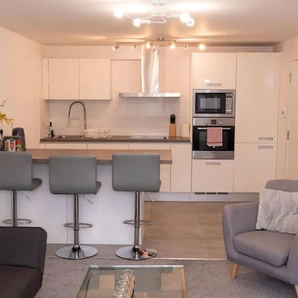 Panorama House, Modern 3-Bedroom Apartment 3, Oxford, hotel in Kidlington