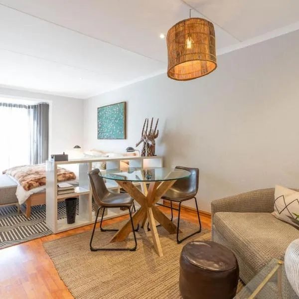 Modern apartment in culturally vibrant Melville 22, hotel in Johannesburg