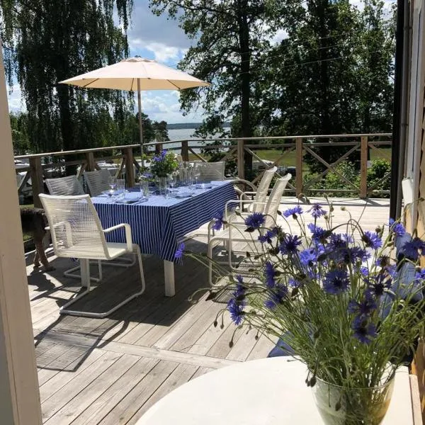 Ferienhaus am Vänern mit Seeblick, готель у місті Марієстад