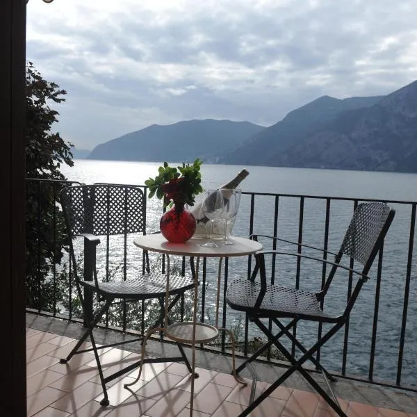 Nest on The Lake, hotel a Marone