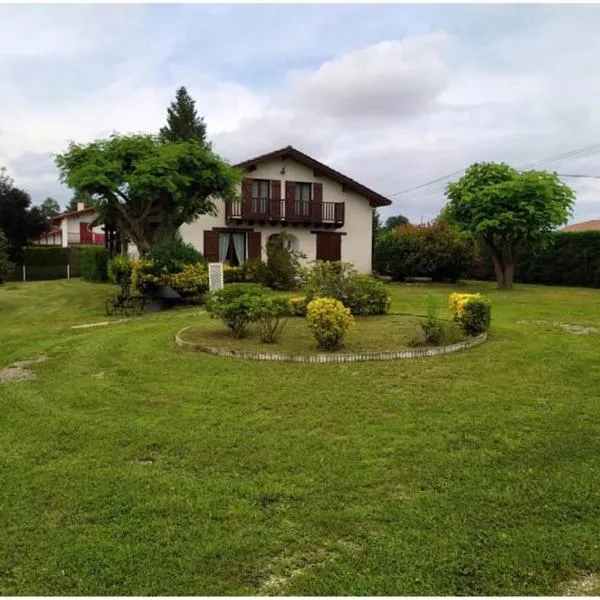 Maison familiale Pays Basque, hotel v destinaci Ahaxe-Alciette-Bascassan