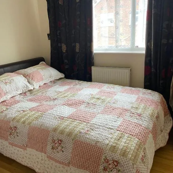 Specious Room in Northolt, hotel in Northolt