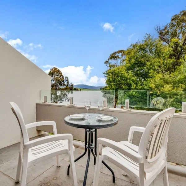 Horizons 115 Lake Jindabyne Waterfront، فندق في جيندابين