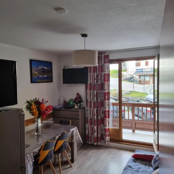 Agréable appartement de 6 pers au pieds des pistes ,wifi gratuit à Saint-Sorlin-d'Arves labelise 3 étoiles au gîte de France – hotel w mieście Saint-Sorlin-dʼArves