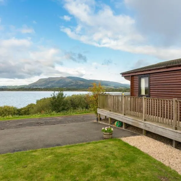 Chalet Loch Side Lodge 8 by Interhome, hotel v destinaci Kinross