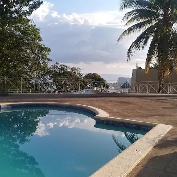 Amazing Location! Walk to town, beach & dinner - PAYMENT REQUIRED TO RESERVE, hotel a Ocho Rios