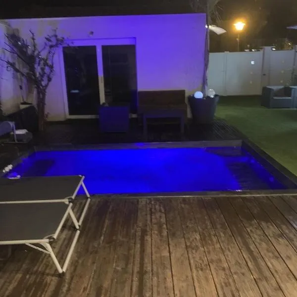 Exceptionnel 3 logements de plein pieds pouvant accueillir jusqu à 8 personnes à 2 pas de la plage et du centre ville dans une résidence de bien être avec jacuzzi et piscine chauffée, hotel in Palavas-les-Flots
