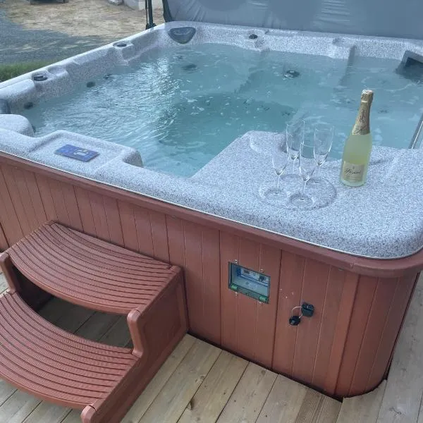 Exclusive Funkis Cabin, Lake View, Rooftop Terrace, Jacuzzi, Sauna, Close to Golf and Alpine, hotel in Vradal